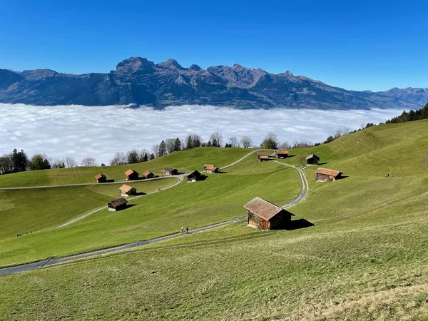 Triesenberg Lihtenştayn Daki Ahşap Kulübelerin Hava Manzarası Arka Planda Sisli — Stok fotoğraf