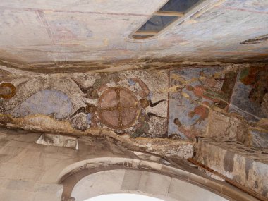 Mağara kasabası Vardzia, Georgia 'da yenilenmiş fresklerin düşük açılı görüntüsü. Yüksek kalite fotoğraf