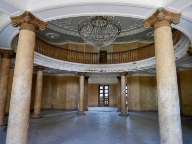 Tskaltubo, Gürcistan 'daki terk edilmiş Sovyet Sanatoryum Metalürjistinin mimari detayları, 9.08.2022. Yüksek kalite fotoğraf