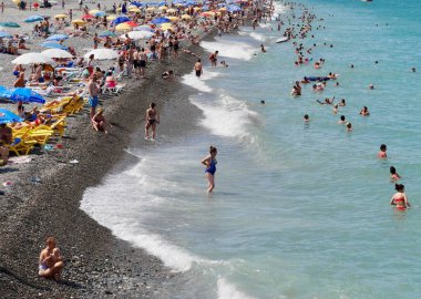 Adjara, Georgia 'daki kalabalık Batumi plajının panoramik manzarası. Yüksek kalite fotoğraf