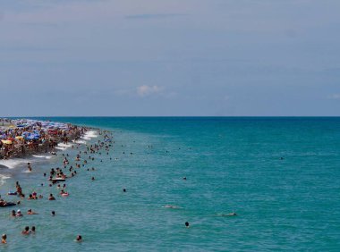 Adjara, Georgia 'daki kalabalık Batumi plajının panoramik manzarası. Yüksek kalite fotoğraf