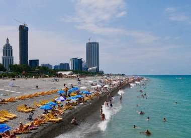 Arka planda ufuk çizgisi olan kalabalık bir Batumi plajı. Adjara, Georgia. Yüksek kalite fotoğraf