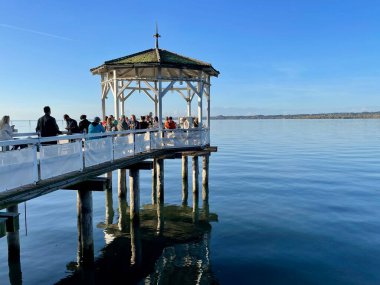 Bregenz 'de, Vorarlberg, Avusturya' daki Constance Gölü 'nde günbatımı barı, 26.10.2022. Yüksek kalite fotoğraf
