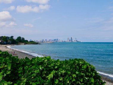 Batumi 'nin ufuk çizgisi sahilden görünüyor. Georgia mı? Yüksek kalite fotoğraf