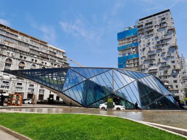 Batumi, Gürcistan 'daki modern Mc Donalds restoran cam kompleksinin panoramik manzarası, 21.11.2022. Yüksek kalite fotoğraf