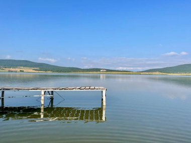 Georgia Bazaleti Gölü 'ndeki iskelede. Yüksek kalite fotoğraf