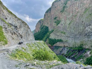 Gürcistan, Kafkasya 'daki Kazbegi bölgesindeki görkemli Truso Vadisi' nde off-road. Yüksek kalite fotoğraf