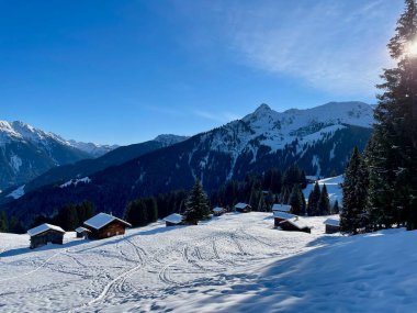 Güneşli bir kış gününde geleneksel ahşap dağ kulübeleri. Golm, Vorarlberg, Avusturya. Yüksek kalite fotoğraf