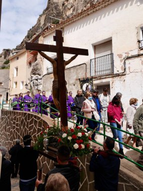 Ayna 'daki Paskalya alayı, Sierra del Segura dağlarındaki rüya gibi dağ köyü. Albacete, Kastilya La Mancha, İspanya, 14.04.2022. Yüksek kalite fotoğraf