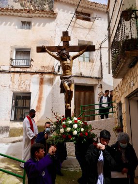 Ayna 'daki Paskalya alayı, Sierra del Segura dağlarındaki rüya gibi dağ köyü. Albacete, Kastilya La Mancha, İspanya, 14.04.2022. Yüksek kalite fotoğraf