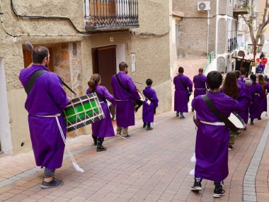 Ayna 'daki Paskalya alayı, Sierra del Segura dağlarındaki rüya gibi dağ köyü. Albacete, Kastilya La Mancha, İspanya, 14.04.2022. Yüksek kalite fotoğraf