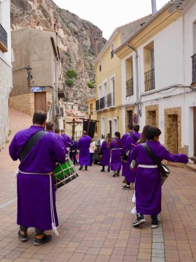 Ayna 'daki Paskalya alayı, Sierra del Segura dağlarındaki rüya gibi dağ köyü. Albacete, Kastilya La Mancha, İspanya, 14.04.2022. Yüksek kalite fotoğraf