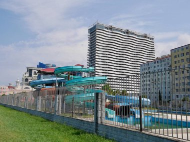 Georgia, Batumi Bulvarı 'ndaki su parkında kocaman renkli su kayakları. Yüksek kalite fotoğraf