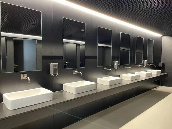 Rangée Lavabos Modernes Avec Miroirs Dans Les Toilettes Publiques Photo — Photo