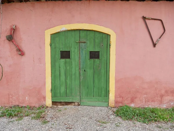 イタリアの田舎の壁に掛けられた錆びた道具を持つ赤い農家のファサード 高品質の写真 — ストック写真