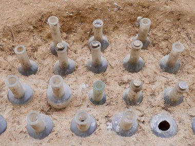 Kil duvardaki beyaz cam şişeleri kapatın. Yüksek kalite fotoğraf