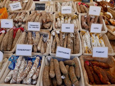 Fransa, Provence, Aix-en-Provence 'deki yerel çiftçi pazarında çeşitli Fransız sosisleri. Yüksek kalite fotoğraf