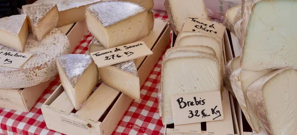 フランス プロヴァンス州エクス プロヴァンスの地元農家市場におけるフランスチーズの品揃え 高品質の写真 — ストック写真