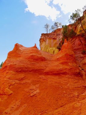 Rousillon, Provence, Fransa 'daki Red Ocher kayalıkları. Yüksek kalite fotoğraf