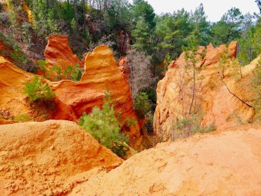 Rousillon, Provence, Fransa 'daki Red Ocher kayalıkları. Yüksek kalite fotoğraf
