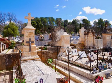 Roussillon Köyü, Provence, Fransa 'daki panoramik mezarlık manzarası, 8.04.2023. Yüksek kalite fotoğraf