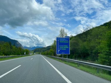 Avusturya otoyolu Oeztaler Gletscher, Imst, Pitztal, Fernpass, Innsbruck 'ı işaret ediyor. Yüksek kalite fotoğraf