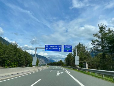 Avusturya otoyolu Oeztaler Gletscher, Imst, Pitztal, Fernpass, Innsbruck 'ı işaret ediyor. Yüksek kalite fotoğraf
