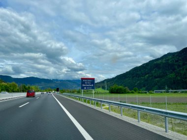 Avusturya otoyolu işaret levhası ile polis ihre Sicherheit 'i gösteriyor, bu da güvenliğiniz için polis demek. Innsbruck, Avusturya, 12.05.2023. Yüksek kalite fotoğraf