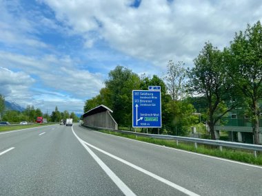 Avusturya otoyolunda Salzburg, Innsbruck, Brenner 'ı gösteren bir tabela var. Yüksek kalite fotoğraf