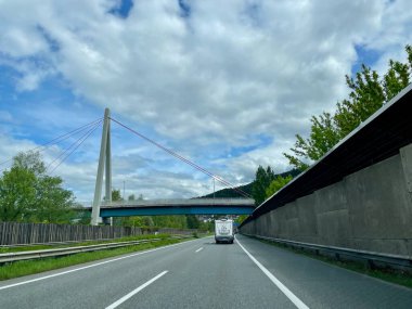 Avusturya otoyolundaki kervan köprüsü ve gürültü bariyeriyle. Innsbruck, Avusturya, 12.05.2023. Yüksek kalite fotoğraf