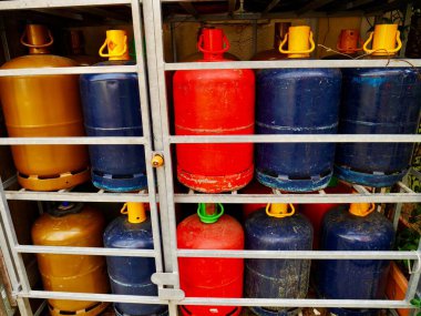 Arka arkaya renkli gaz şişeleri. Yüksek kalite fotoğraf