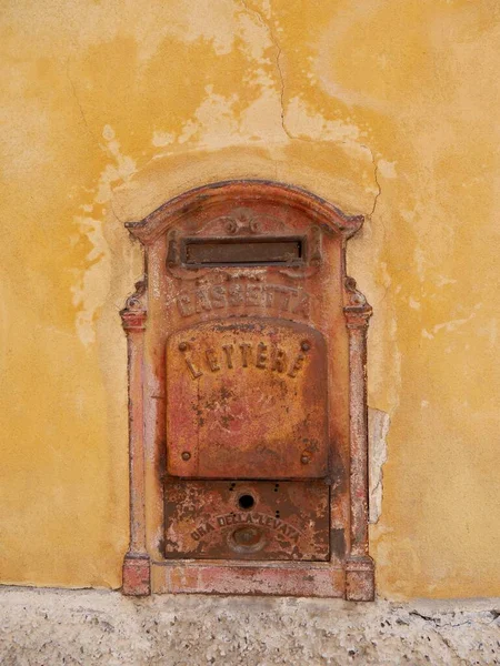 Großaufnahme Eines Roten Vintage Briefkastens Gegen Eine Gelbe Wand Hochwertiges — Stockfoto