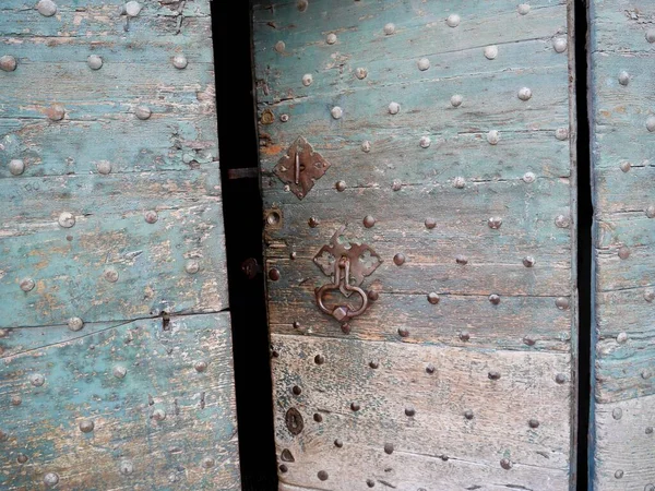 Закрыть Старую Деревянную Бирюзовую Дверь Ручкой Замком Высокое Качество Фото — стоковое фото
