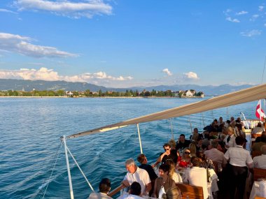 Tarihi buharlı gemi Hohentwiel 'de günbatımı yemeği. Constance Gölü, Vorarlberg, Avusturya, 15.06.2023. Yüksek kalite fotoğraf