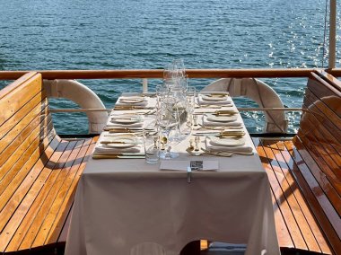 Constance Gölü, Vorarlberg, Avusturya 'daki tarihi buharlı gemide günbatımı yemeği. Yüksek kalite fotoğraf