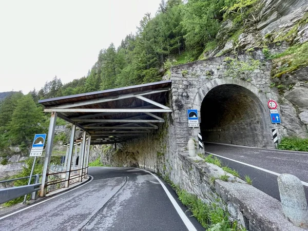 Strada Panoramica Del Passo Spluegenpass Con Curve Strette Tunnel Foto — Foto Stock