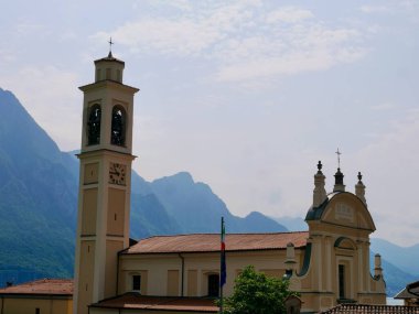 San Nicola Vescovo kilisesinin panoramik manzarası Riva di Solto, Lago dIseo, Lombardy, İtalya. Yüksek kalite fotoğraf