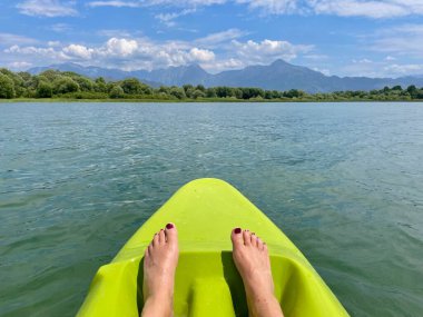 Arnavutluk 'un Grile kentindeki Şkodra Gölü' nde kayak yaparken. Yüksek kalite fotoğraf