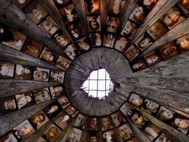 Ranza Sanat 2 'nin girişi, nükleer sığınak tarih müzesine dönüştürüldü. Tiran, Arnavutluk, 27.07.2023. Yüksek kalite fotoğraf