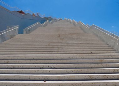 Diktatör Enver Hoca 'ya adanmış eski bir müze olan Tiran Piramidinin Merdiveni, kültür gençlik merkezine dönüştürülüyor. Tiran, Arnavutluk, 27.07.2023. Yüksek kalite fotoğraf