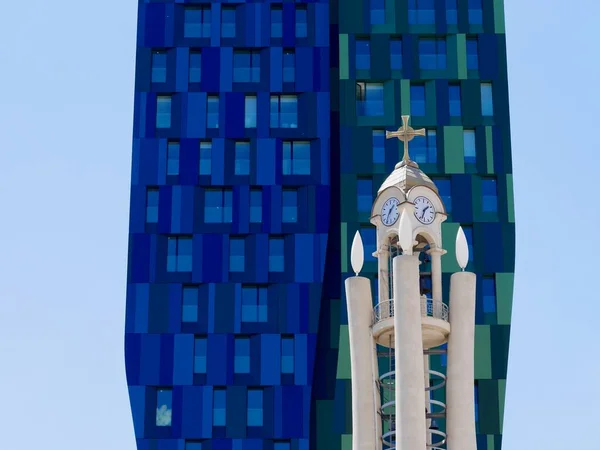 Arnavutluk 'un Tiran kentindeki Ebedi Yeşil Kuleler ve İsa' nın Dirilişi Katedrali, 27.07.2023. Yüksek kalite fotoğraf