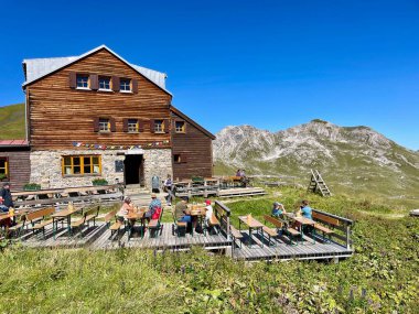 Stuttgarter Huette 'in panoramik manzarası, Avusturya Alplerindeki dağ kulübesi, Lech, Arlberg, 5.09.2023. Yüksek kalite fotoğraf
