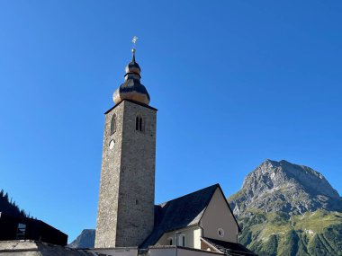 Lech, Arlberg, Avusturya 'daki kilisenin panoramik manzarası. Yüksek kalite fotoğraf