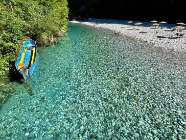 Arnavutluk 'un Turkuaz Şala Nehri' ndeki Paradisiac plajı. Yüksek kalite fotoğraf