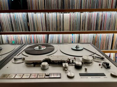 Müzik stüdyosunda antika plak ve teyp koleksiyonu. Yüksek kalite fotoğraf