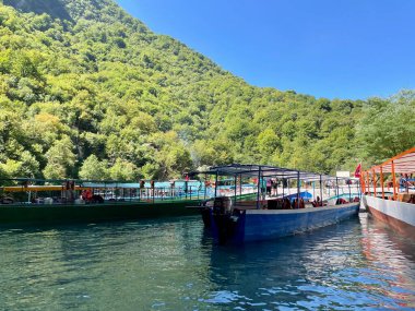 Arnavutluk 'un Turkuaz mavi Şala nehrindeki renkli tekneler. Yüksek kalite fotoğraf