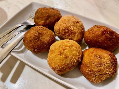 Ev yapımı İspanyol pilav topları, croquetas de arroz. Yüksek kalite fotoğraf