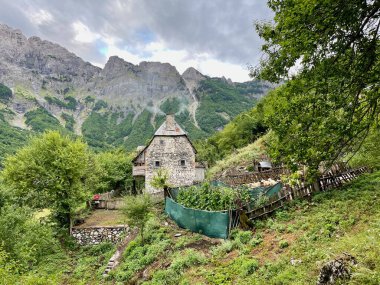 Arnavut Alplerinde ünlü Valbona Theth yürüyüşü boyunca kırsal manzara. Yüksek kalite fotoğraf