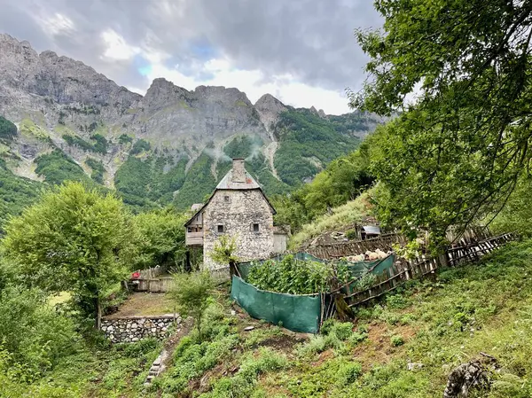 沿着阿尔巴尼亚阿尔卑斯山中著名的华伦娜 泰斯旅行的乡村风景 高质量的照片 图库图片
