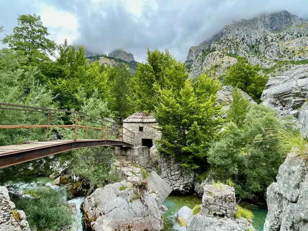 Arnavutluk 'taki lanetli dağlar, Valbone.